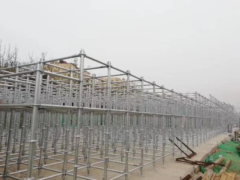 搭建腳手架橫向掃地桿與縱向掃地桿時(shí)，怎么設(shè)置好？ (圖1)